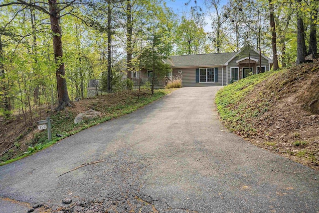 392 Passage Ln, Mcgaheysville, VA 22840 - single story home featuring asphalt driveway
