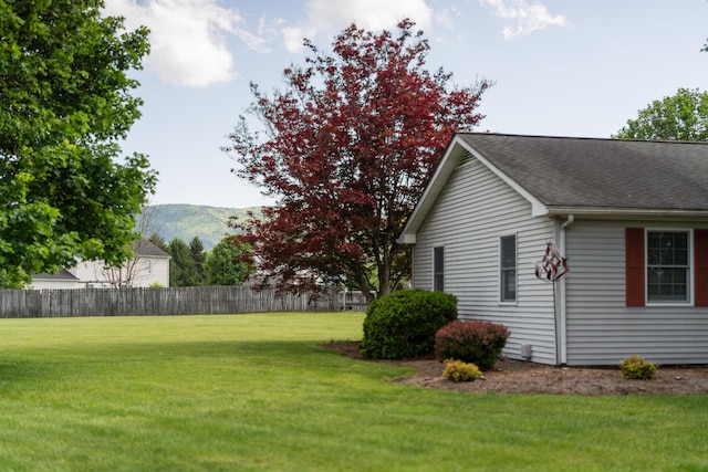 view of yard featuring a mountain view