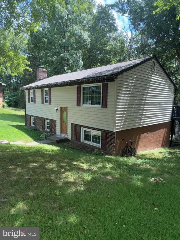 800 Dunlap St, Fredericksburg, VA 22407 - split foyer home featuring a chimney and a front lawn