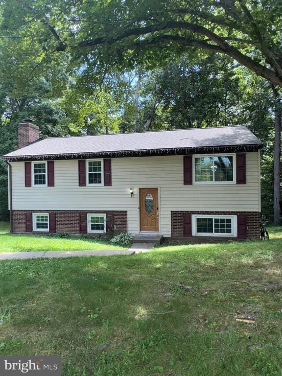 800 Dunlap St, Fredericksburg, VA 22407 - raised ranch featuring a chimney and a front yard