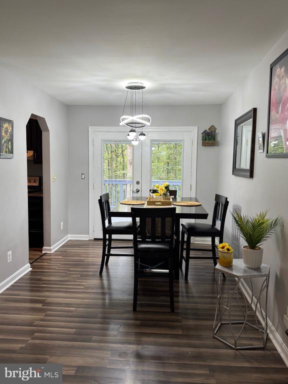 800 Dunlap St, Fredericksburg, VA 22407 - dining area with dark wood-style flooring, arched walkways, and a chandelier