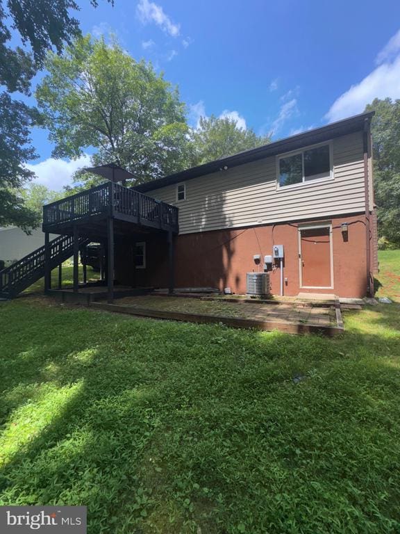 800 Dunlap St, Fredericksburg, VA 22407 - rear view of property featuring a wooden deck, stairs, and a lawn