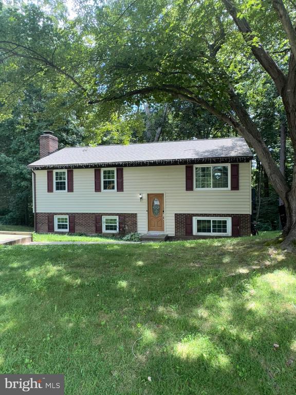 800 Dunlap St, Fredericksburg, VA 22407 - raised ranch featuring a chimney and a front yard