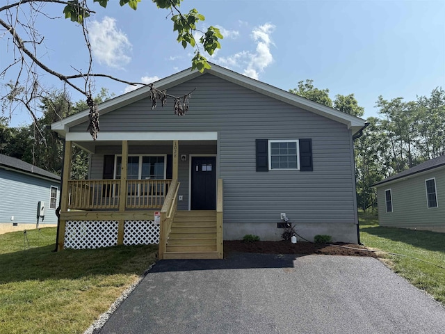 1028 D St, Waynesboro, VA 22980 - bungalow-style house with a porch and a front yard