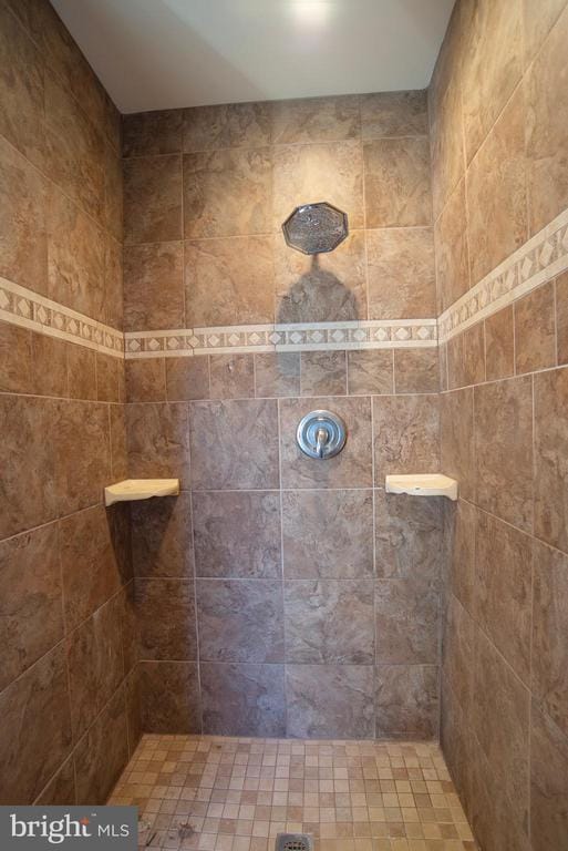 bathroom featuring a tile shower