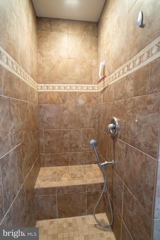 full bath featuring tiled shower
