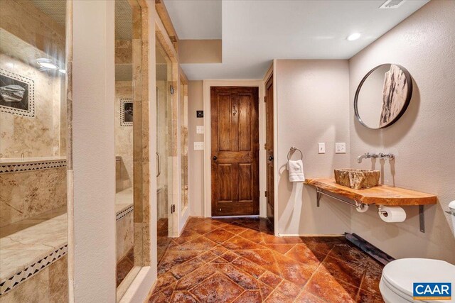 380 Blackrock Cir, Wintergreen Resort, VA 22967 - bathroom featuring toilet, tiled shower, recessed lighting, and a sink