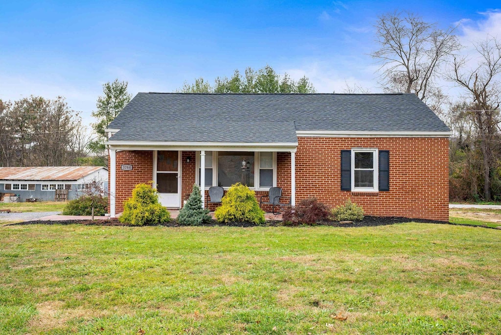 view of front of house featuring a porch and a front yard