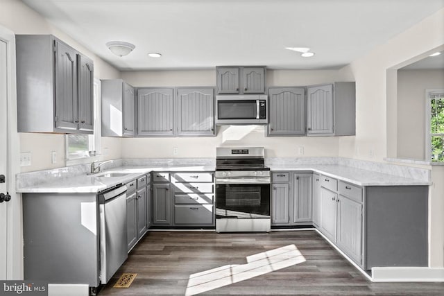 313 Burman Ln, Fredericksburg, VA 22407 - kitchen featuring stainless steel appliances, gray cabinets, a sink, dark wood finished floors, and recessed lighting