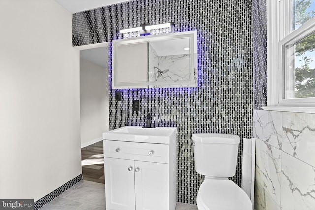 313 Burman Ln, Fredericksburg, VA 22407 - bathroom with tile walls, toilet, vanity, and baseboards