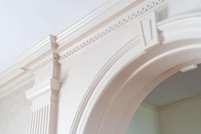 675 Beverley St E, Staunton, VA 24401 - detailed view of arched walkways and crown molding