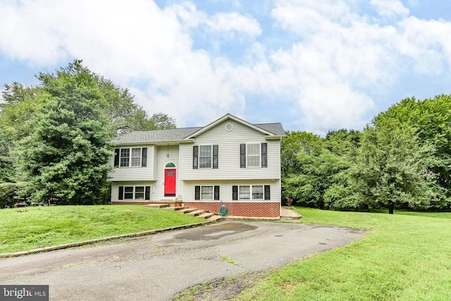 10708 Live Oak Ct, Fredericksburg, VA 22407 - split foyer home featuring a front lawn and asphalt driveway