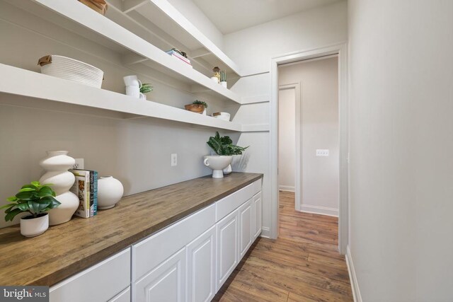 7039 Silk, Jeffersonton, VA 22724 - bar area with light wood-style floors and baseboards