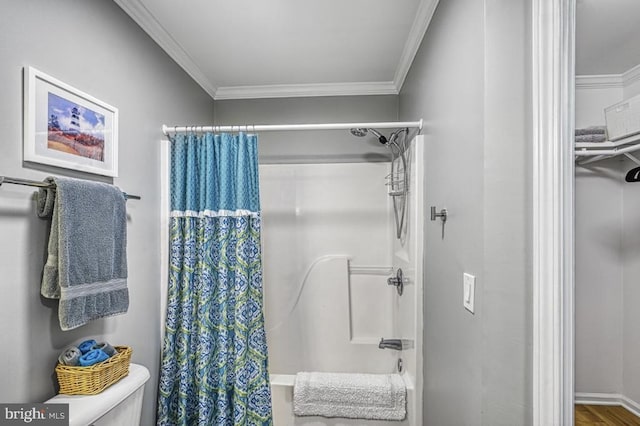 343 Aspen Hill Rd, Mineral, VA 23117 - bathroom with crown molding, toilet, shower / bath combo, and wood finished floors