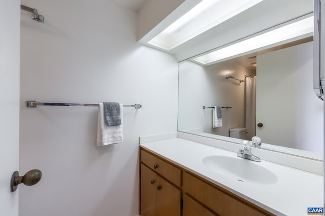 full bath with toilet, curtained shower, and vanity
