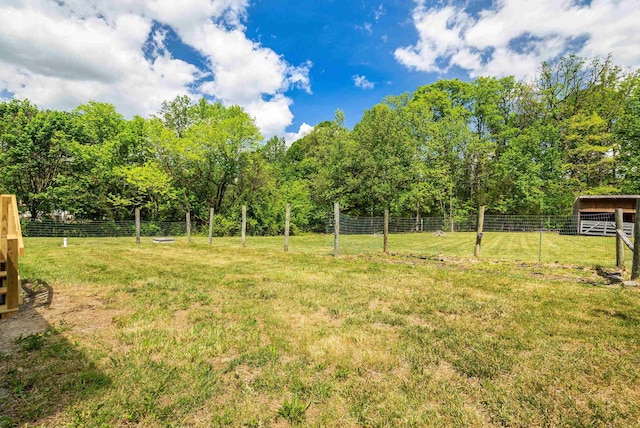 view of yard featuring a rural view