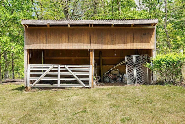 view of outdoor structure featuring an outbuilding