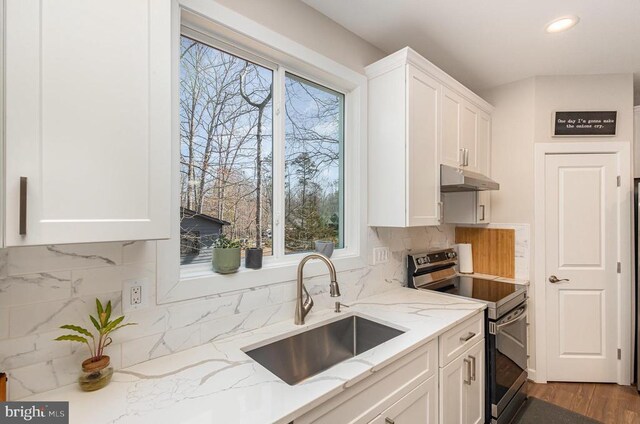 208 Yorktown Blvd, Locust Grove, VA 22508 - kitchen featuring stainless steel electric range oven, a sink, white cabinetry, under cabinet range hood, and recessed lighting