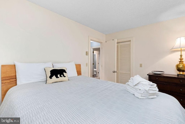 bedroom featuring a textured ceiling and a closet