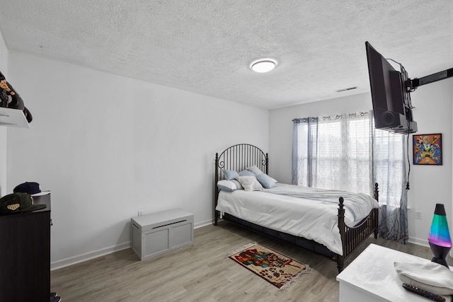 200 Kingsport Rd, Waynesboro, VA 22980 - bedroom featuring light wood-style floors and a textured ceiling