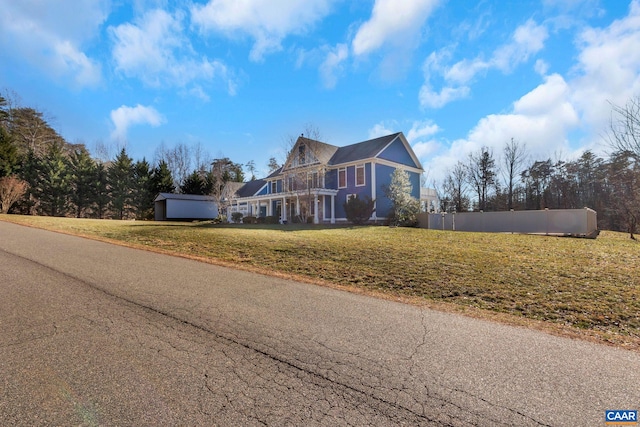 view of front of property featuring a front yard and fence