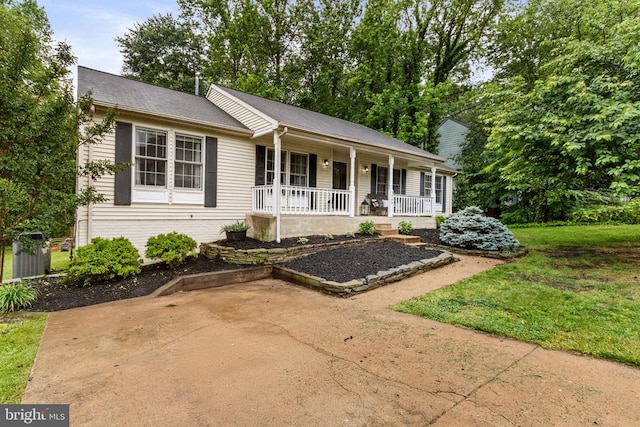 7206 Runnymede Trl, Fredericksburg, VA 22407 - ranch-style house with covered porch