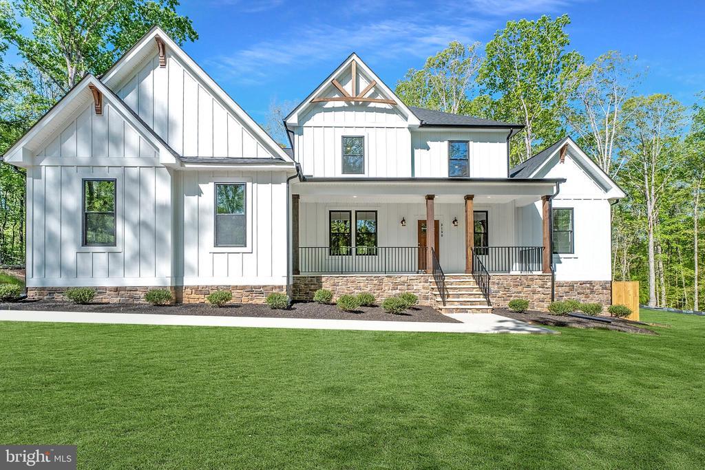 Buckners Ln Lot 8, Mineral, VA 23117 - modern farmhouse style home featuring board and batten siding, a porch, and a front yard