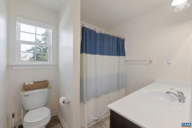 full bathroom featuring vanity, toilet, a shower with shower curtain, and baseboards