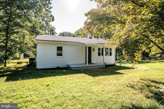 1055 Hacktown Rd, Keswick, VA 22947 - view of front of home featuring a front yard, stucco siding, and roof with shingles
