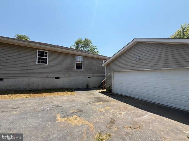 231 Derby Ln, Louisa, VA 23093 - view of side of property with crawl space, driveway, and a garage