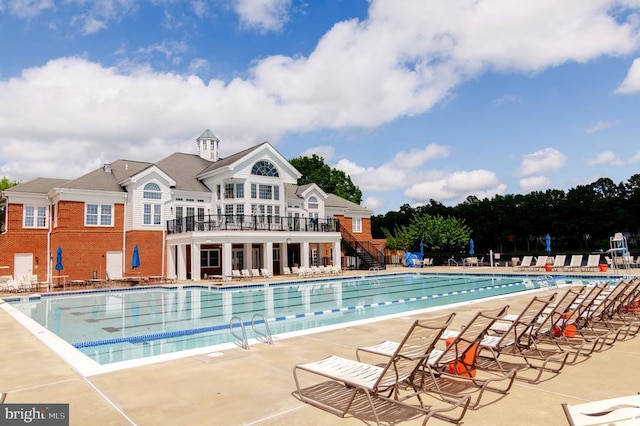 11316 Oakville Ln, Spotsylvania, VA 22551 - community pool with a patio area