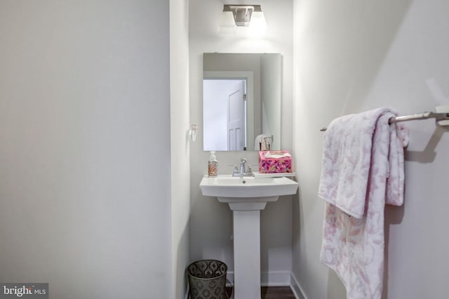 11316 Oakville Ln, Spotsylvania, VA 22551 - bathroom featuring baseboards and a sink