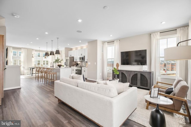 7713 Harlow Cir, Spotsylvania, VA 22551 - living area featuring recessed lighting, dark wood-style floors, and baseboards