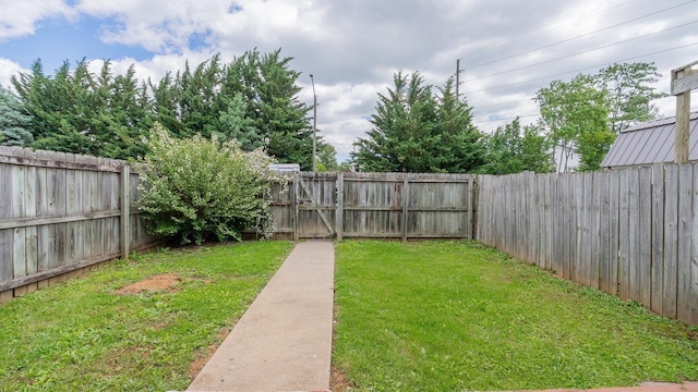 822 Meadowlark Dr, Harrisonburg, VA 22850 - view of yard featuring a gate