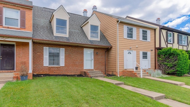 822 Meadowlark Dr, Harrisonburg, VA 22850 - view of front of property featuring entry steps, a front yard, a shingled roof, and brick siding