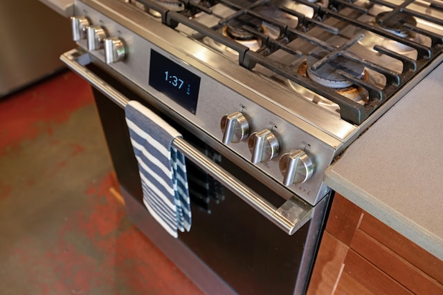 7598 Lee Hwy N, Raphine, VA 24472 - kitchen view of gas stove
