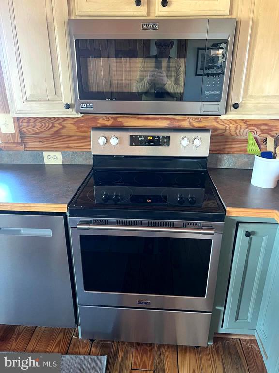 26536 Pennfields Dr, Orange, VA 22960 - kitchen featuring stainless steel appliances and dark countertops