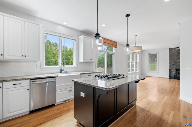 1460 Brentwood Way, Earlysville, VA 22936 - kitchen with stainless steel appliances, decorative backsplash, light wood-style floors, and recessed lighting