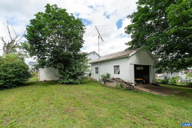 613 6th St, Shenandoah, VA 22849 - view of grassy yard with an outbuilding and a garage