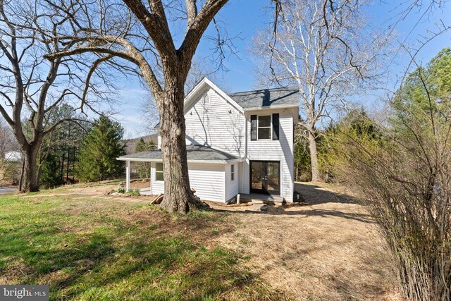 view of side of property featuring a yard