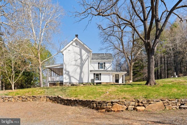 view of front of property featuring a porch and a front lawn