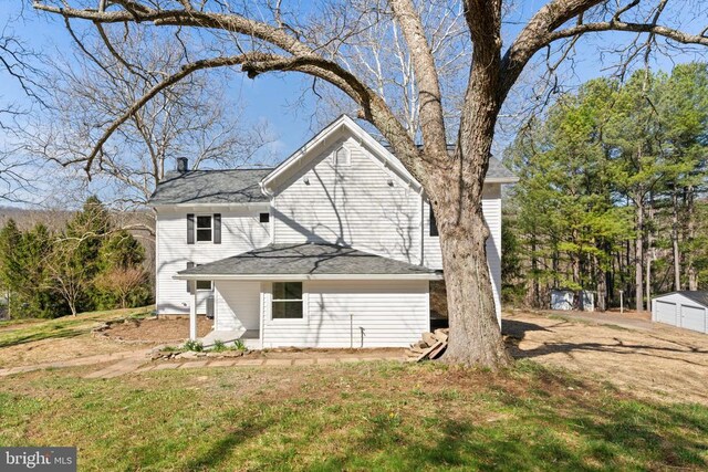 back of house featuring a yard