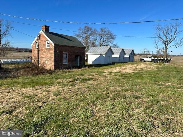 view of yard with an outbuilding