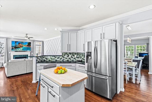 6915 Yeoman Ct, Fredericksburg, VA 22407 - kitchen featuring stainless steel fridge with ice dispenser, a ceiling fan, open floor plan, crown molding, and decorative backsplash
