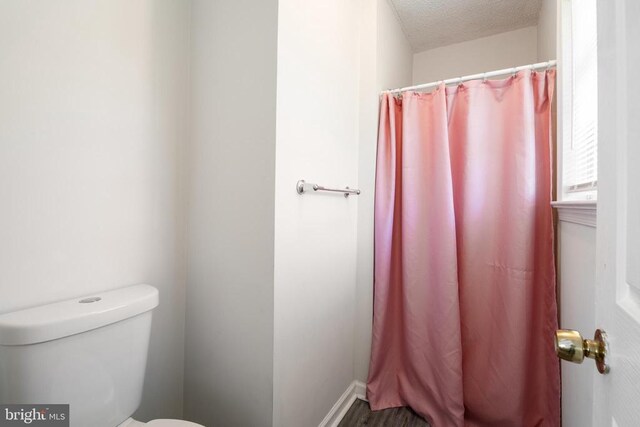 301 Charles St, Gordonsville, VA 22942 - full bathroom with toilet, a textured ceiling, and a shower with curtain