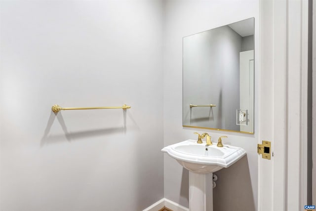 112 5th St SE Unit 3D, Charlottesville, VA 22902 - bathroom featuring baseboards