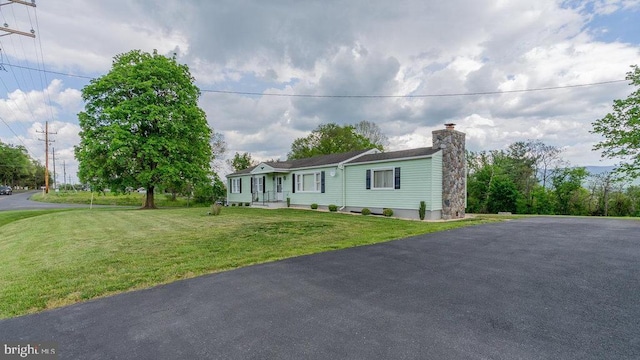 909 Mill Creek Rd, Luray, VA 22835 - manufactured / mobile home with a chimney and a front yard