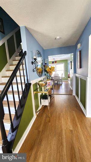 6603 Farmstead Ln, Fredericksburg, VA 22407 - hallway with wood finished floors, stairway, and vaulted ceiling
