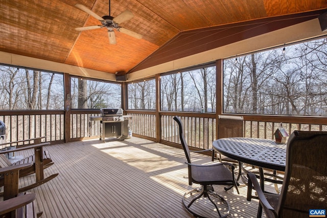 sunroom / solarium featuring outdoor dining area and ceiling fan
