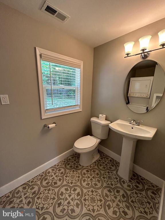1346 Lakeshore Dr N, Louisa, VA 23093 - bathroom featuring toilet and baseboards